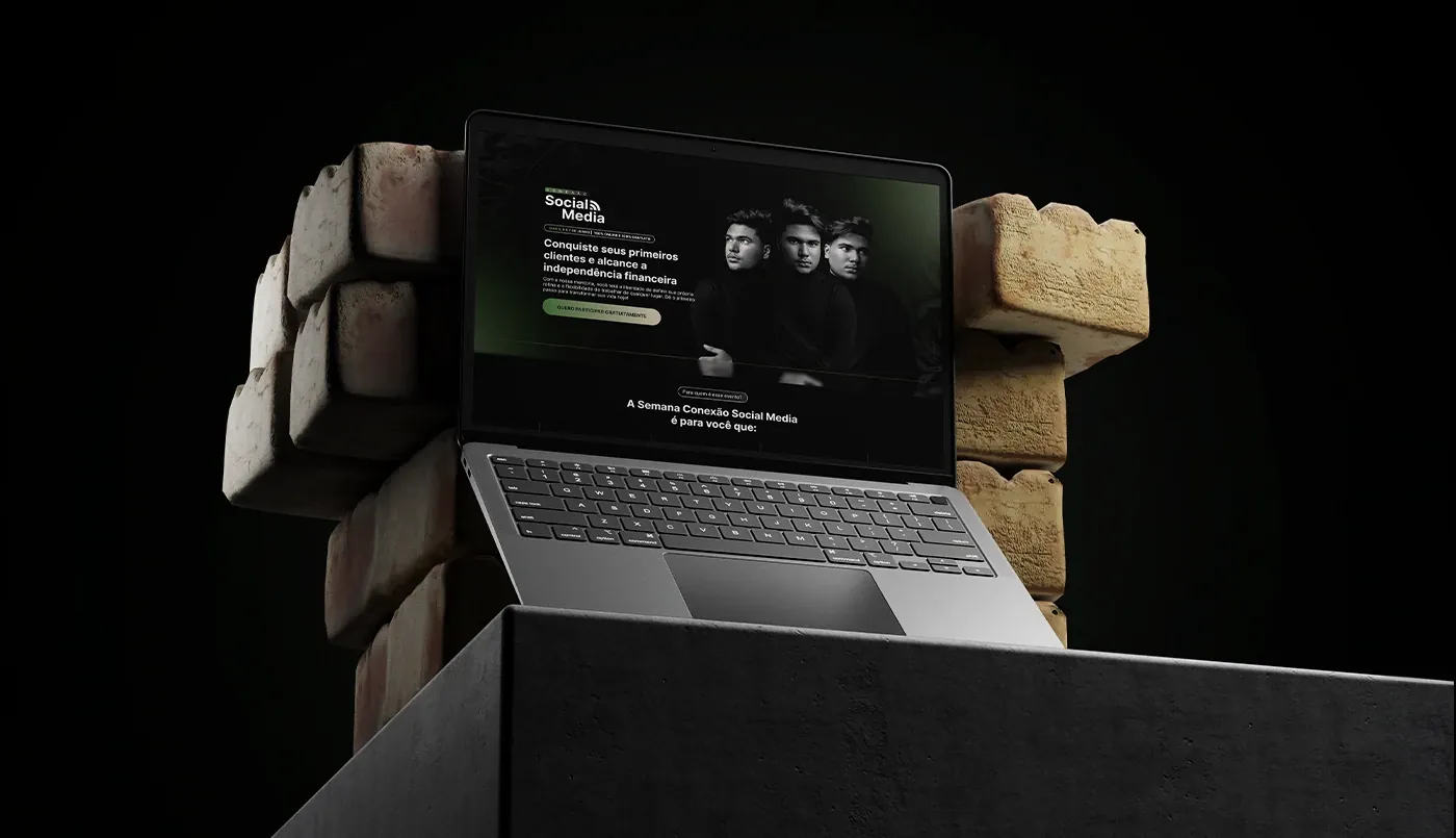 Notebook exibindo a landing page Conexão Social Media sobre um pedestal escuro