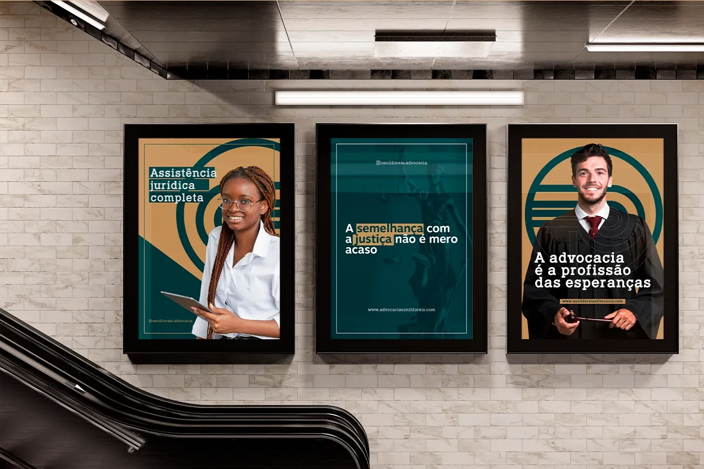 Três cartazes da marca Osnildo Reis em verde-petróleo e bege, expostos em uma estação de metrô